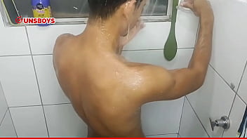 Preview 1 of Searchalenushka Porno - Estudante novinho dotado tomando banho depois da aula | Solo Unsboys