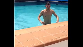 Preview 1 of Vedio Sex7 - Safadinho sai da piscina excitado - Gayrotos - http://gayrotos.blogspot.com