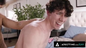 Preview 4 of China Mom Porn Toilet - Vizinho maduro e gostoso ajuda garoto enrustido experimentar o sexo (legendado)
