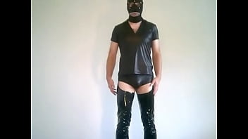 Preview 1 of Sacerdote Real Amateur - Erik in Chaps und Hotpants