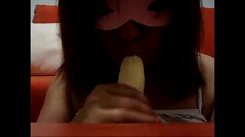 Preview 1 of Pute Du Bois - Mamando y masturbandose con un platano