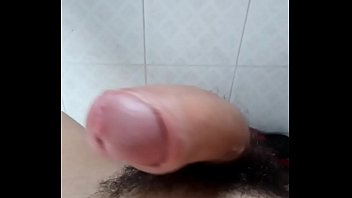Preview 2 of Nnxn Video - Haci&eacute_ndome una paja r&aacute_pida con saliva en mano.