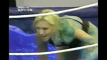 Preview 2 of Emmabutt Hd Prone Moveis - Luta no Gel no Programa do Ratinho 1999