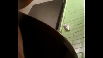 Preview 1 of Teen Daughter Fucks Moms New Bf - Grabando a navesa de joya en ba&ntilde_o