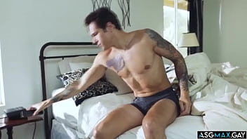Preview 1 of Www Ape Tiyub - Garoto se apaixona pelo sequestrador e volta para foder com ele - S&iacute_ndrome de Estocolmo (legendado)