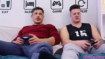 Preview 2 of Ngintip Mom Mmamdi Horny - FUCK,  EAT,  GAME,  Two straight guys Clark Delgaty and Rocky Vallarta find out what life is all about!