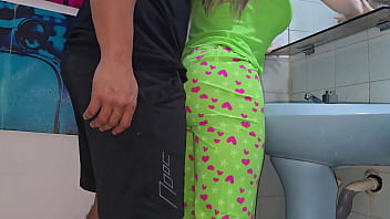 Preview 1 of Xxx Inden Video Hd - Grabo Cuando le Froto mi Polla Por el Gran Culo de mi Hijastra por la Ma&ntilde_ana Cuando Entramos al Ba&ntilde_o