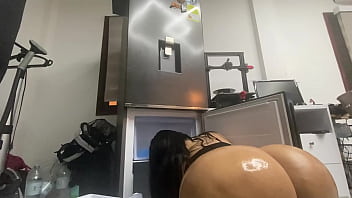 Preview 4 of Anak Tiri Seks Ibu Tiri Arab - La madrastra m&aacute_s sexy del mundo limpia la nevera en tanga