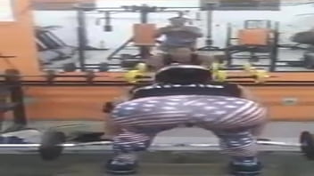Preview 3 of Pashawarxxx - Gostosa Fazendo Um Agachamento Sensacional