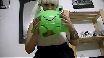 Preview 4 of Mdar Beta Xx Bf - FARTING-ON-FROGGY