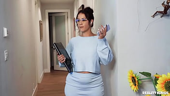 Preview 1 of Onlayn Xxx Video - Freeuse Stepmom Works From Home / Reality Kings