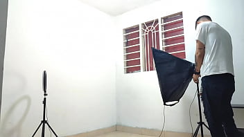 Preview 1 of White Pussy Cum - Hermosa MILF de cuerpo delgado llega para una sesi&oacute_n de fotos que resulto ser un casting para grabar porno,  la muy pervertida madura se puso muy caliente y termino follando con el fot&oacute_grafo hasta correrse en su rostro
