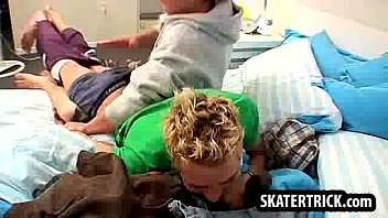 Preview 2 of Filmy O Lyubvi V Yutube - Amateur skater hunk getting his ass slapped hard