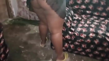 Preview 3 of Indian Sexxx Video - Dona de casa crente de camisola transparente sem calcinha