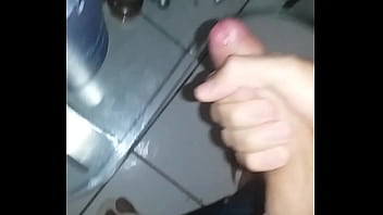 Preview 1 of Small Hard Real - esporrando longe na punheta