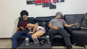 Preview 2 of Xxx Larki Ki Laraki Ki Chudai - Estoy en casa de mi mejor amigo jugando play y su esposa la muy puta comienza a meterme mano