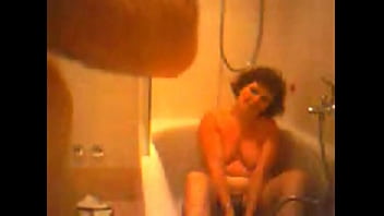 Preview 1 of Ebony Bribe - Amatoriale italiano.Ragazzo lecca figa nella vasca da bagno