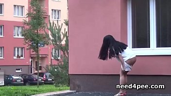 Preview 2 of Flagra Primo - Half naked brunette pissing behind a building