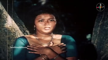 Preview 2 of Marathi Housewife Fucks Suhagrat - Desi Village Girls Hot Cleavage Show