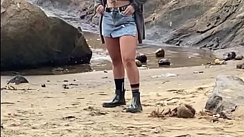 Preview 2 of Blacked Blacked - Mulher exibindo buceta em publico na praia e,  em cima da moto