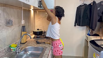 Preview 1 of Animals Sex With Girls - Mi peque&ntilde_a hermanastra quiere follar por primera vez en la cocina y le doy el mejor sexo de su vida.