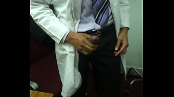 Preview 2 of Zz Iz - Mi doctor se pajea frente a mi