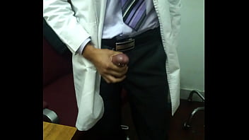 Preview 3 of Zz Iz - Mi doctor se pajea frente a mi