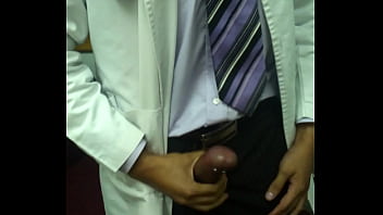 Preview 1 of Zz Iz - Mi doctor se pajea frente a mi