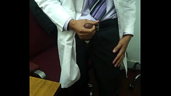 Preview 4 of Zz Iz - Mi doctor se pajea frente a mi