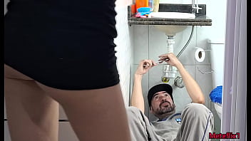 Preview 4 of Mizo Sexxx Video - Garota jovem recebe encanador safado