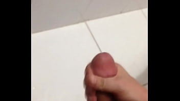 Preview 3 of Tre Man - Punheta e gozando no banheiro