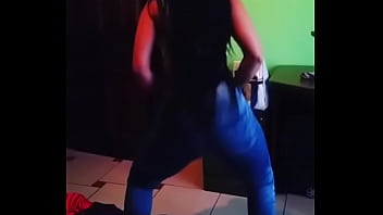 Preview 2 of Bitch Reunion - minha prima rebolando o rabo