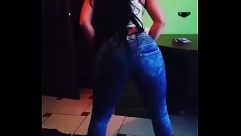 Preview 3 of Bitch Reunion - minha prima rebolando o rabo