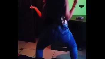Preview 4 of Bitch Reunion - minha prima rebolando o rabo