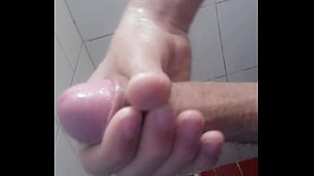 Preview 4 of Desent Anal - Batendo punheta no chuveiro