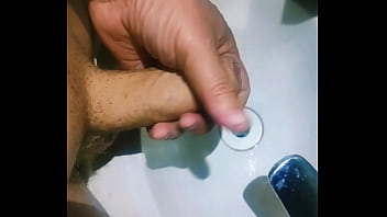 Preview 2 of 3gp Indin Sex Vedio - גבר מוסתר לחלוטין בכיור האמבטיה ומסיר זרע