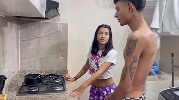 Preview 1 of Huge Cum Shot 03 - Mi peque&ntilde_a hermanastra me pide que la folle por primera vez en la cocina y me le venga adentro