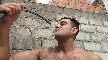 Preview 3 of Mona Singh - YURI GA&Uacute_CHO - BANHO DE MANGUEIRA E PORRA!