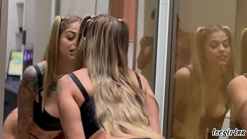 Preview 1 of First Time Ass Fuck Blood Comes - A bucetinha rosa da Icegirlxx fica molhada quando v&ecirc_ uma piroca gigante. Ela trabalhou muito com a boca e ganhou leite 2 vezes | Assista completo no SHEER...