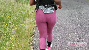 Preview 2 of Small Hot Massage - EBONY COM GRANDE RABO DE LEGGINGS  A CORRER SOZINHA NA FLORESTA