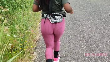 Preview 3 of Small Hot Massage - EBONY COM GRANDE RABO DE LEGGINGS  A CORRER SOZINHA NA FLORESTA