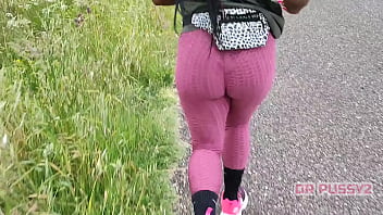 Preview 4 of Small Hot Massage - EBONY COM GRANDE RABO DE LEGGINGS  A CORRER SOZINHA NA FLORESTA