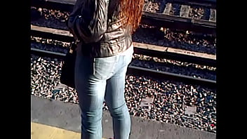 Preview 4 of 13 Year Old Boy Big Girl Xx - Cola en la estaci&oacute_n de castelar