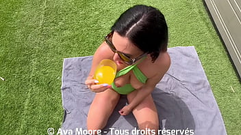 Preview 3 of Xxx Video Danlwod - Le Jus C&#039_est La Vie! Brunette se baise la chatte avec une bouteille et Pompe Une Enorme Bite! Elle Boit Tout Le Jus