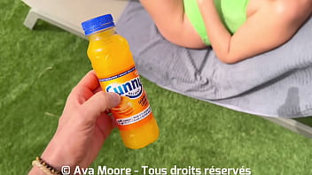 Preview 1 of Xxx Video Danlwod - Le Jus C&#039_est La Vie! Brunette se baise la chatte avec une bouteille et Pompe Une Enorme Bite! Elle Boit Tout Le Jus