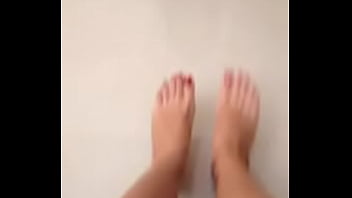 Preview 1 of Bzzaress Hd - Chica que le encanta que le vean sus pies