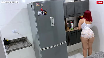 Preview 2 of American Porn Mov - Contratei essa empregada e ela veio com o shortinho enfiado nessa bunda grande,  fiquei louco de tes&atilde_o,  n&atilde_o me segurei