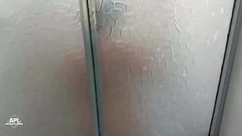 Preview 1 of Madison Fucks Old - Que rico es ir a la casa de tu mejor amigo a follarse el sabroso culo de su esposa mientras se ba&ntilde_a
