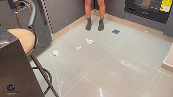 Preview 1 of Enjoy More - Mi peque&ntilde_a hermanastra me ofrece sexo duro a cambio de arreglar una travesura que hizo.