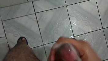Preview 2 of Nina Morris - Gozando no banho